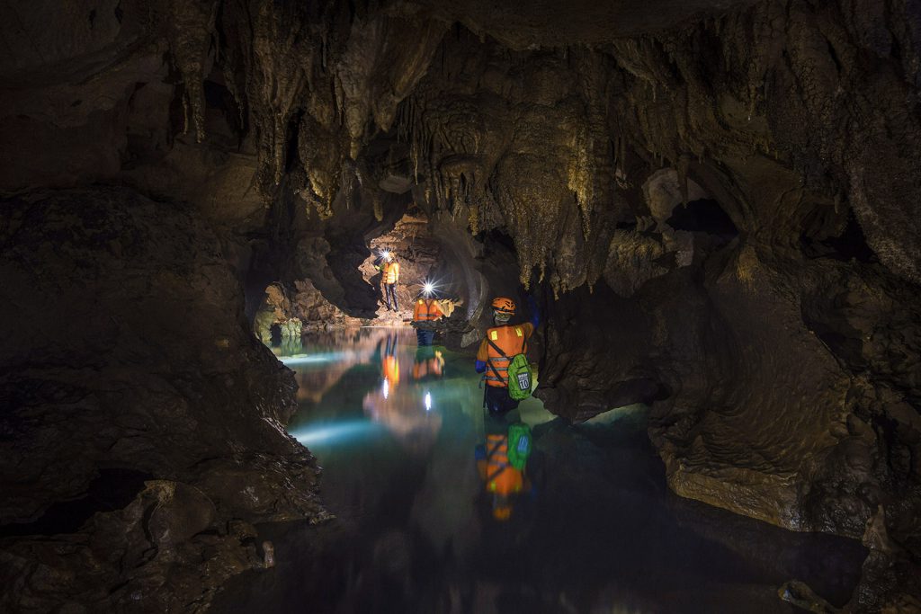 Vẻ đẹp của hệ thống hang động Chà Lòi  