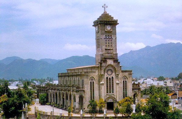 Nhà thờ đá- một trong số biểu tượng của Nha Trang
