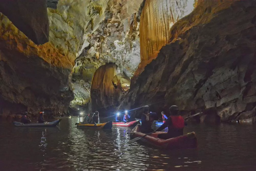 Chèo thuyền Kayak khám phá động Phong Nha 4500m