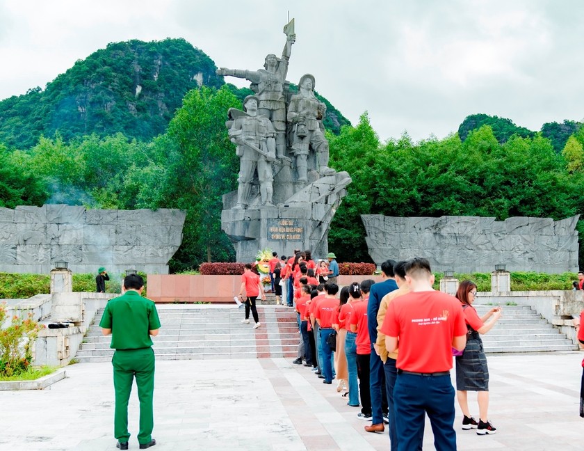 Thực hiện nghi thức tưởng niệm tri ân tại Tượng đài Thanh niên xung phong ở thị trấn Phong Nha