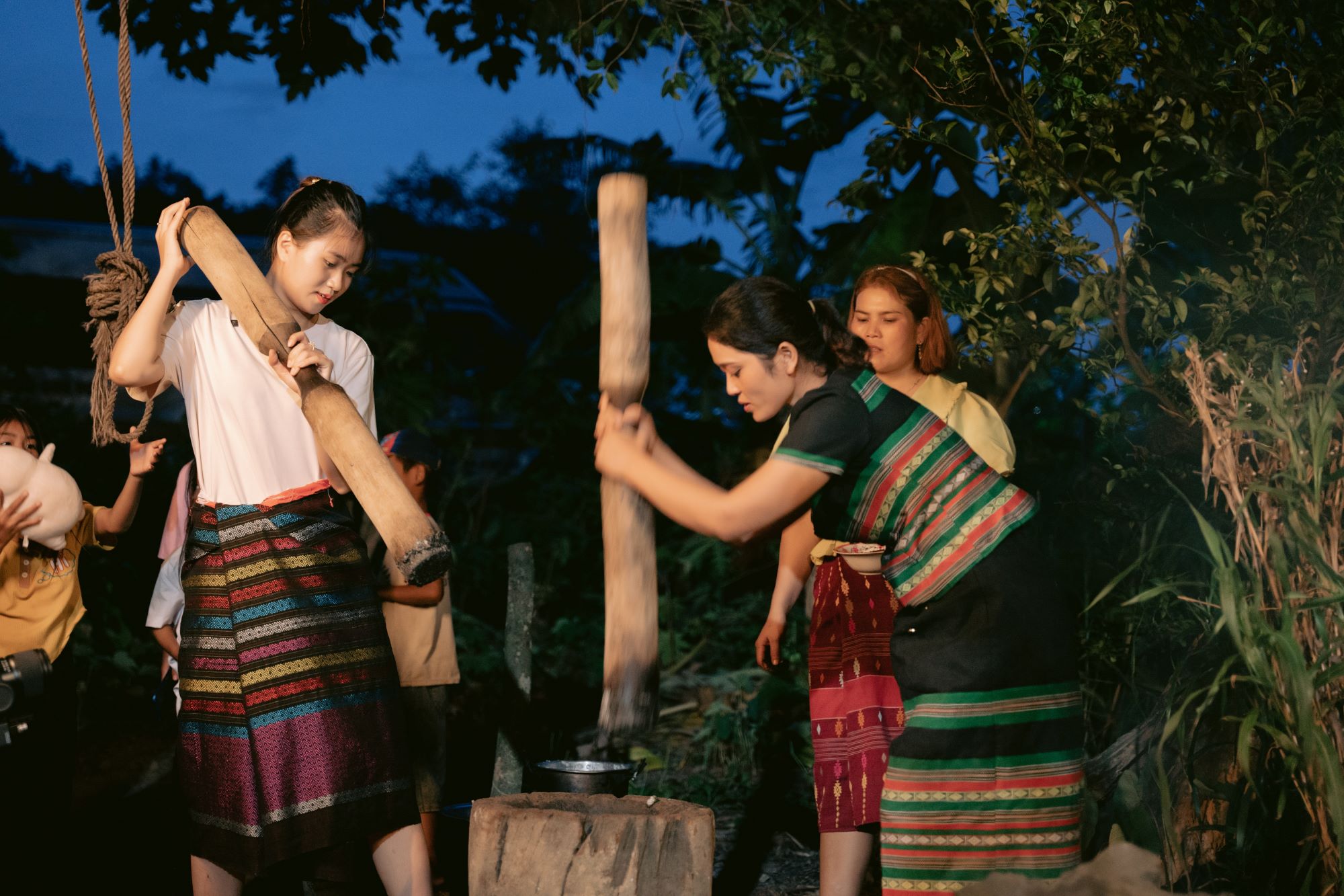 Du khách trải nghiệm cuộc sống, văn hóa của bà con Bru Vân Kiều bên dãy Trường Sơn