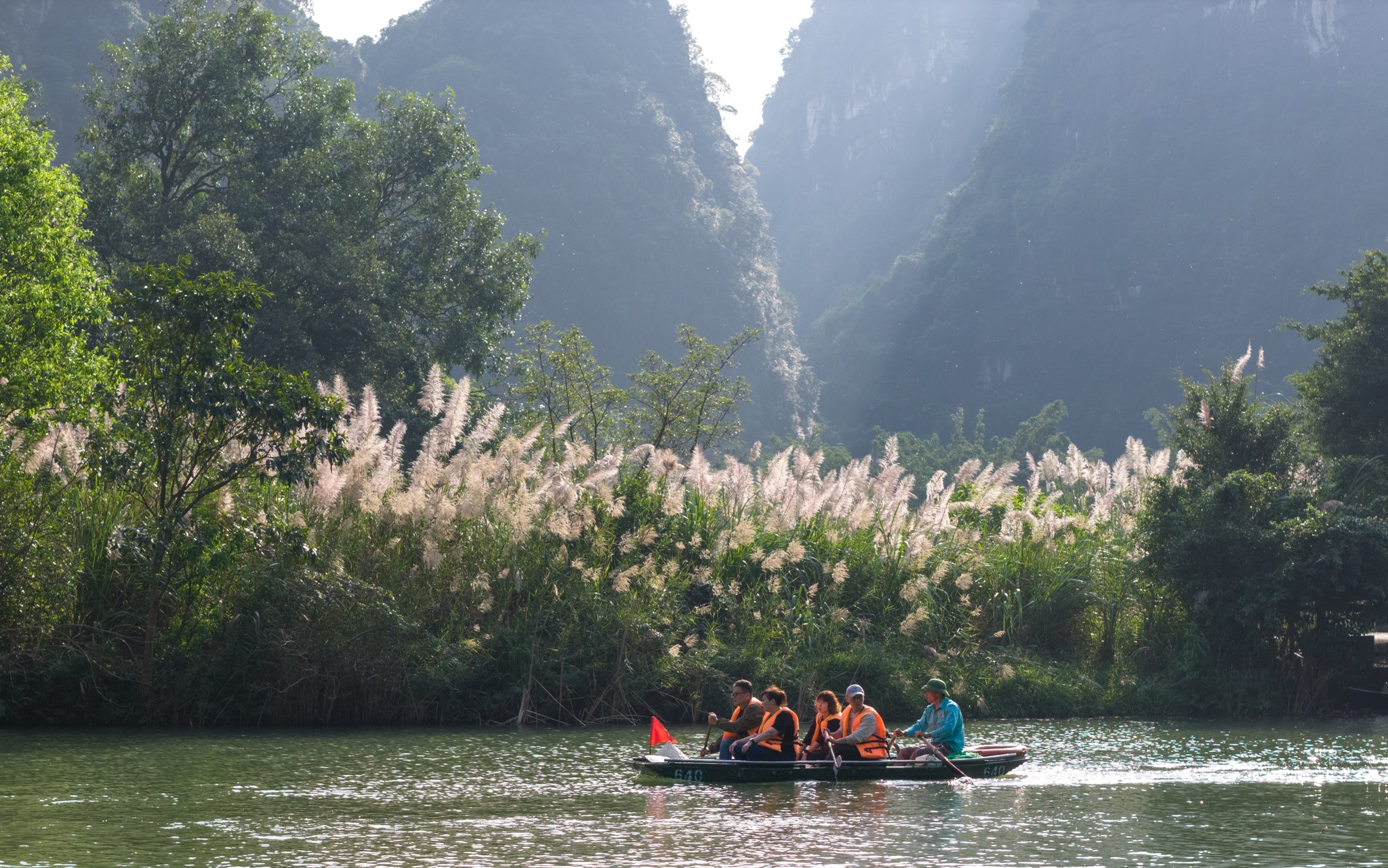 Trải nghiệm đi thuyền du lịch Tràng An